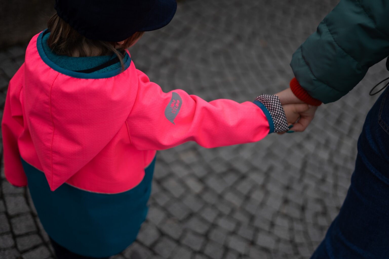 Rõõmus laps soojades riietes looduses